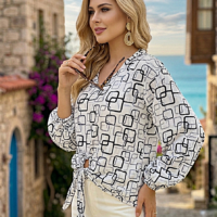 بلوزة عصرية بنقوش مربعات ملونة وعقدة أمامية