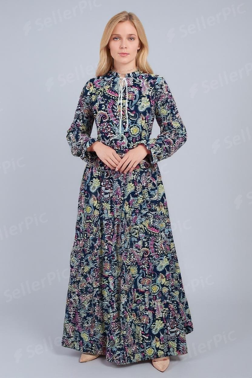 018219d9281940359f29fd1028f6fbfbwatermark فستان طويل وفضفاض، يتميز بتصميم مريح وعصري، وتغلب عليه النقوش الملونة.