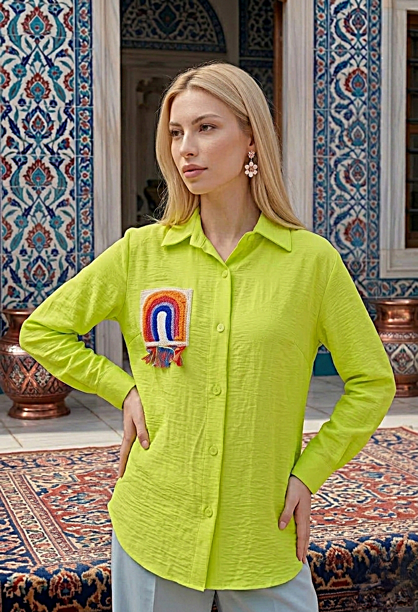 قميص ليموني واسع مع تطريز على الجيب كروشيه مميز