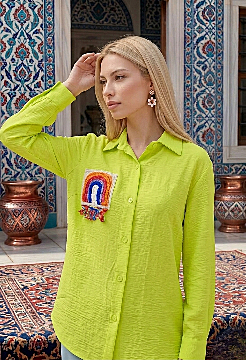 قميص ليموني واسع مع تطريز على الجيب كروشيه مميز