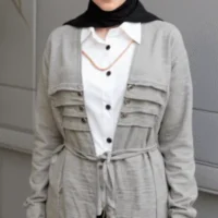 توينز مكون من قميص أبيض وسترة أنيقة باللون البيج الغامق مظهراً أنيقاً وعصرياً