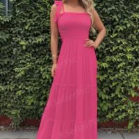 فستان حمالات اللون فوشيا ، طويل، ويصل إلى الكاحلين تقريباً. يتميز بتصميم صيفي خفيف ومريح.