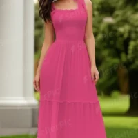 165730758105_482eb5da7b8b11f0837f1389a3bc4a80_output_0watermark فستان حمالات اللون فوشيا ، طويل، ويصل إلى الكاحلين تقريباً. يتميز بتصميم صيفي خفيف ومريح.