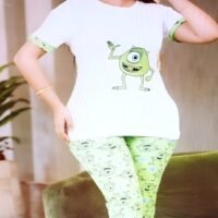 بيجامة نسائية عصرية ومريحة تتميز بتصميم كاجوال ومبهج.
