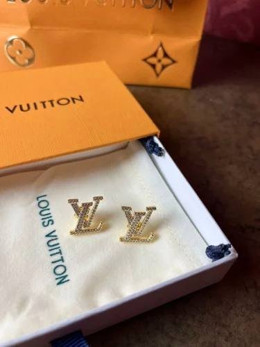 حلق" LV " الذهبي الفاخر بفصوص