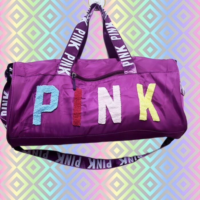 الحقيبة الرياضية أو حقيبة السفر القصيرة (Duffle Bag) تتميز بتصميم شبابي ومرح، وهي مناسبة للاستخدام في النادي الرياضي، للرحلات القصيرة، أو كحقيبة يد كبيرة.
