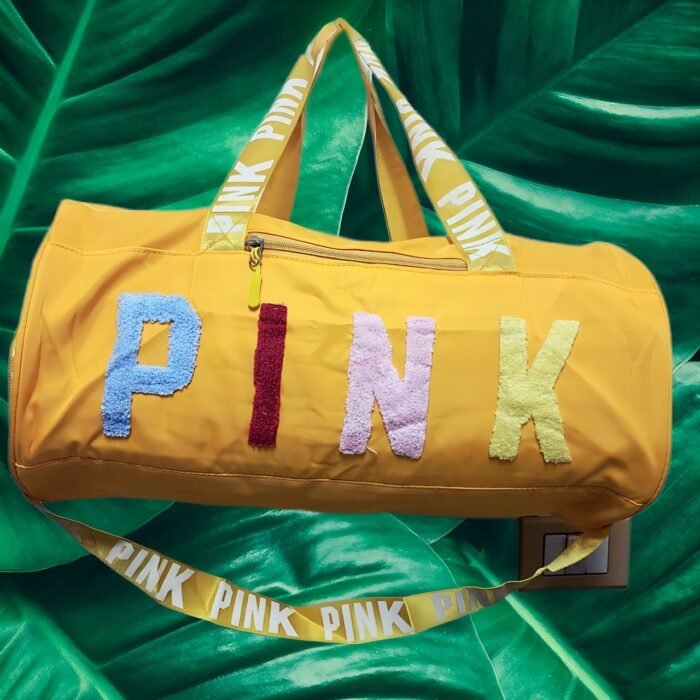الحقيبة الرياضية أو حقيبة السفر القصيرة (Duffle Bag) تتميز بتصميم شبابي ومرح، وهي مناسبة للاستخدام في النادي الرياضي، للرحلات القصيرة، أو كحقيبة يد كبيرة.