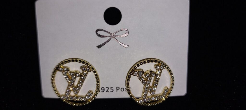 1751210848-WhatsApp20Image202025-06-2920at2018.23.01_28dd3e17.jpg أقراط دائرية فاخرة بتصميم حرفي LV – مطلية بالذهب ومرصعة بفصوص لامعة