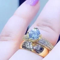دبلة ذهبية بسطح ناعم ولمعة أنيقة – تصميم متوسط العرض راقٍ