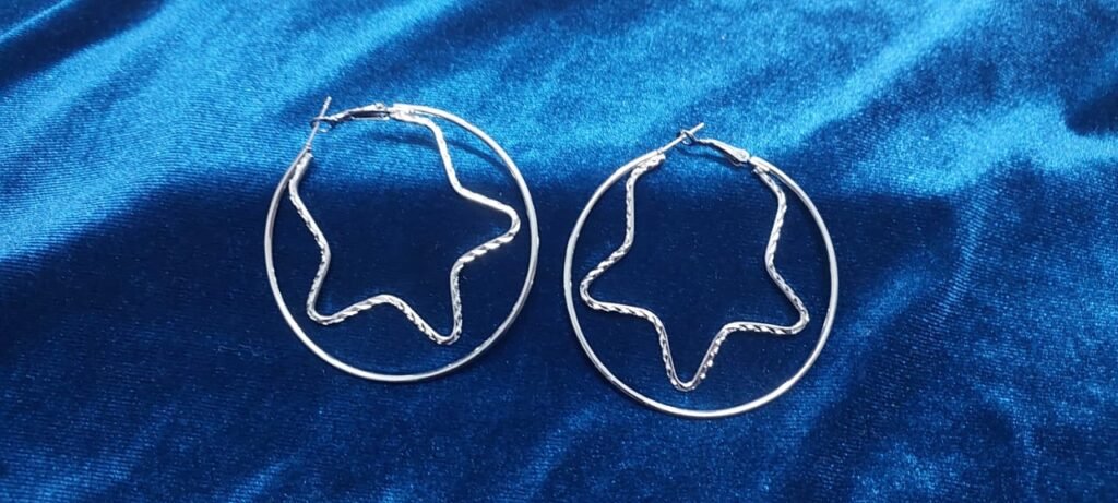 1751390190-WhatsApp20Image202025-07-0120at201.20.0320PM203.jpeg حلق مدور وبه نجمة لونه فضي