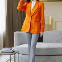 20250817_075815 جاكيت أنيق وعصري برتقالي ساطع بقصة مستقيمة ومريحة تضفي مظهراً رسمياً وأنيقاً