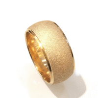 Gemini_Generated_Image_1gy9qj1gy9qj1gy9 (1) دبلة ذهبية عريضة بلمعة كاملة – فخامة في أبسط صورها