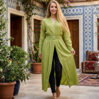 فستان طويل أنيق بلون أخضر ليموني يغلق بازرار من منتصف الخصر تصميم عصري