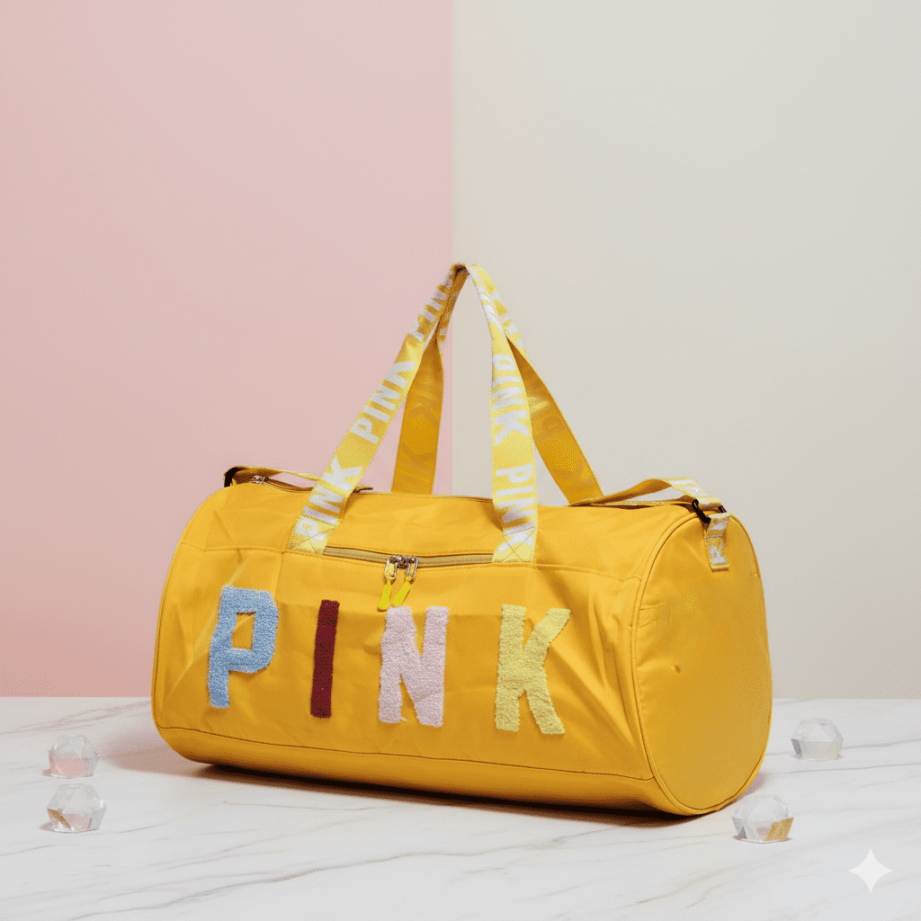 Gemini_Generated_Image_2zmr8n2zmr8n2zmr الحقيبة الرياضية أو حقيبة السفر القصيرة (Duffle Bag) تتميز بتصميم شبابي ومرح، وهي مناسبة للاستخدام في النادي الرياضي، للرحلات القصيرة، أو كحقيبة يد كبيرة.