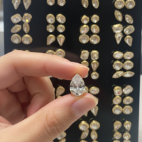 Gemini_Generated_Image_3b83qw3b83qw3b83 3 أقراط كريستالية لامعة بأشكال متنوعة مثل الكمثرى ، المربع ، الكرة