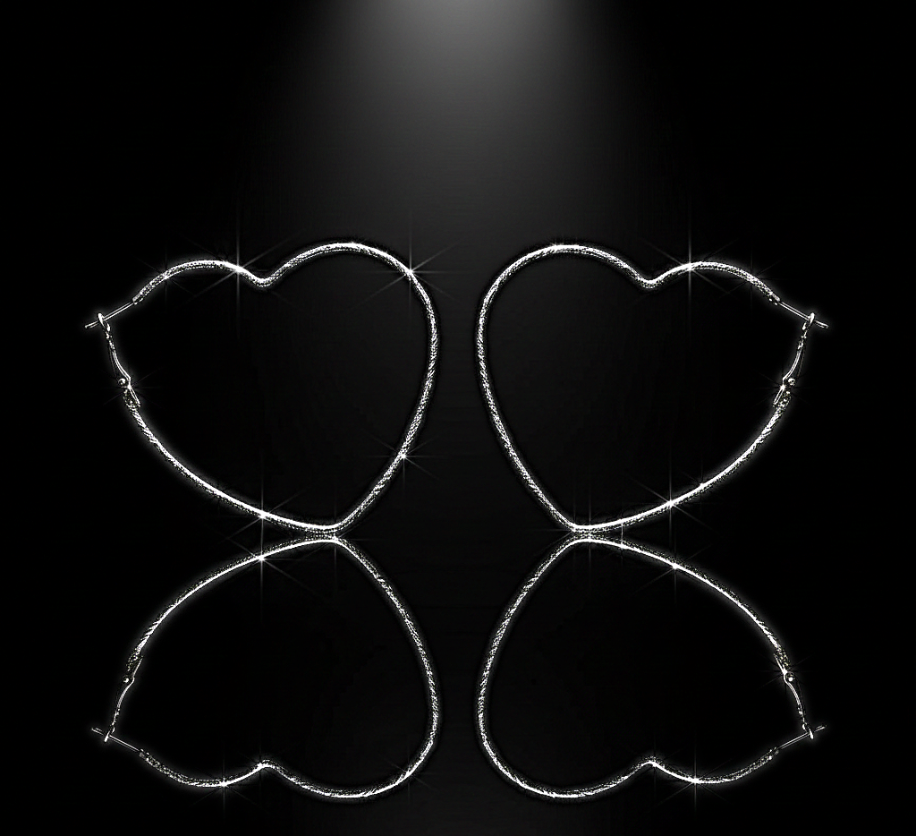 حلق قلب كبير لون فضي