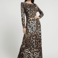 Gemini_Generated_Image_5xpsu15xpsu15xps فستان تيجر جريئ وانيق، مع تصميم طويل ومريح يجمع بين الأناقة والطابع العصري