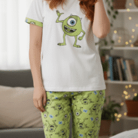 Gemini_Generated_Image_7iv2r17iv2r17iv2 بيجامة نسائية عصرية ومريحة بتصميم كاجوال و رسوم مبهجه.