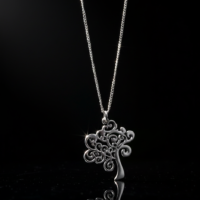 قلادة شجرة الحياة الفضية.. رمزٌ للنمو والترابط الأصيل بلمسة عصرية وتفاصيل دقيقة
