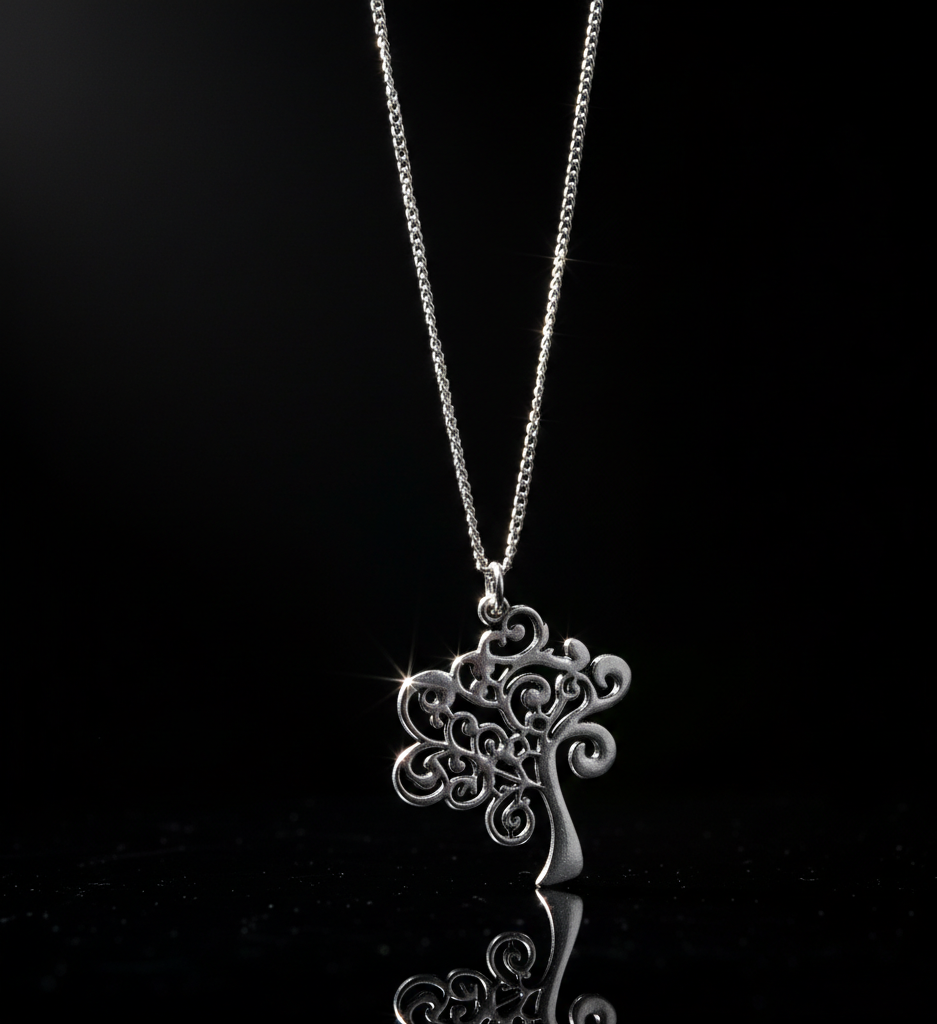 قلادة شجرة الحياة الفضية.. رمزٌ للنمو والترابط الأصيل بلمسة عصرية وتفاصيل دقيقة