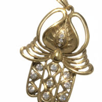 دلاية مميزة تتزين بأحجار كريستالية براقة تضفي عليها لمسة من التألق والفخامة.