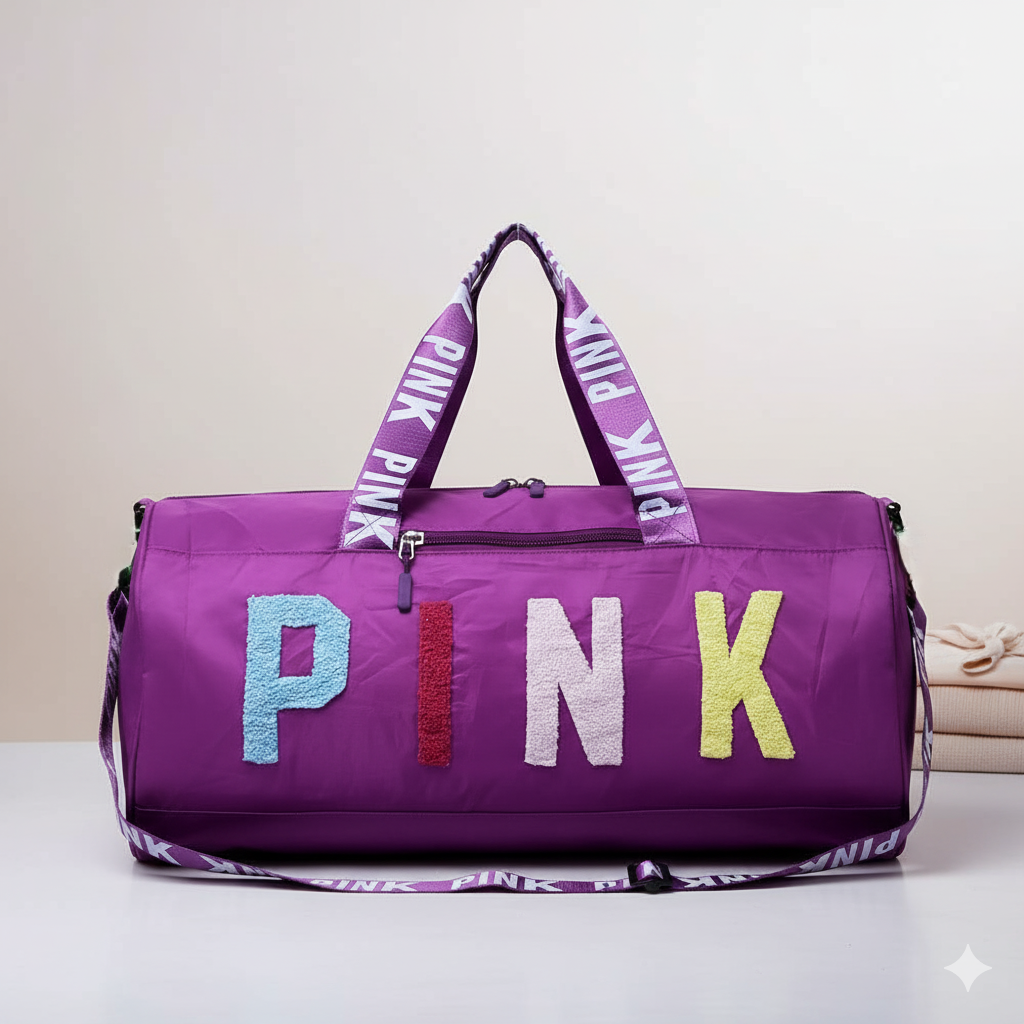 الحقيبة الرياضية أو حقيبة السفر القصيرة (Duffle Bag) تتميز بتصميم شبابي ومرح، وهي مناسبة للاستخدام في النادي الرياضي، للرحلات القصيرة، أو كحقيبة يد كبيرة.