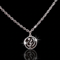 قلادة تحمل كلمة "أمي"  قلب صغيرة وتصميم دائري أنيق باللونين الفضي والأسود،