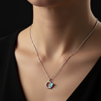 قلادة على شكل كرة مزينة فراشة صغيرة للنساء والفتيات