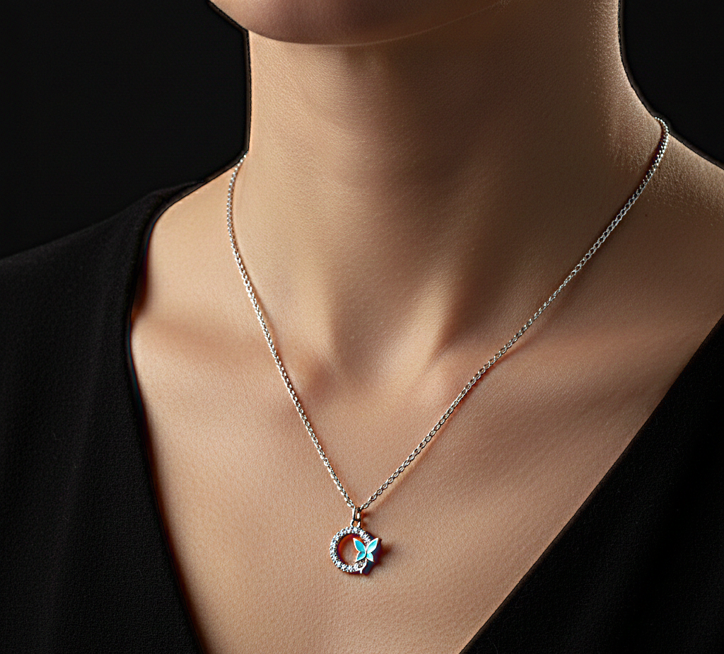 قلادة على شكل كرة مزينة فراشة صغيرة للنساء والفتيات