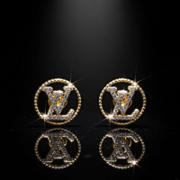 Gemini_Generated_Image_emuoegemuoegemuo أقراط دائرية فاخرة بتصميم حرفي LV – مطلية بالذهب ومرصعة بفصوص لامعة