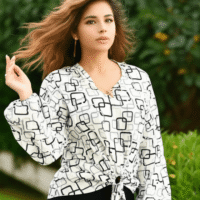 بلوزة عصرية بنقوش مربعات ملونة وعقدة أمامية: