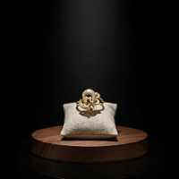 Gemini_Generated_Image_gj18rzgj18rzgj18 خاتم ذهبي بتصميم فني متداخل وفصوص لامعة – أناقة عصرية مميزة مقاس 7