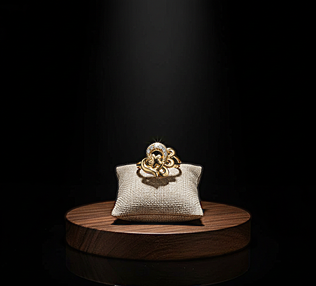 Gemini_Generated_Image_gj18rzgj18rzgj18 خاتم ذهبي بتصميم فني متداخل وفصوص لامعة – أناقة عصرية مميزة مقاس 7