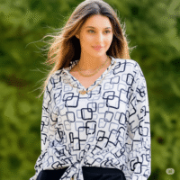 بلوزة عصرية بنقوش مربعات ملونة وعقدة أمامية: