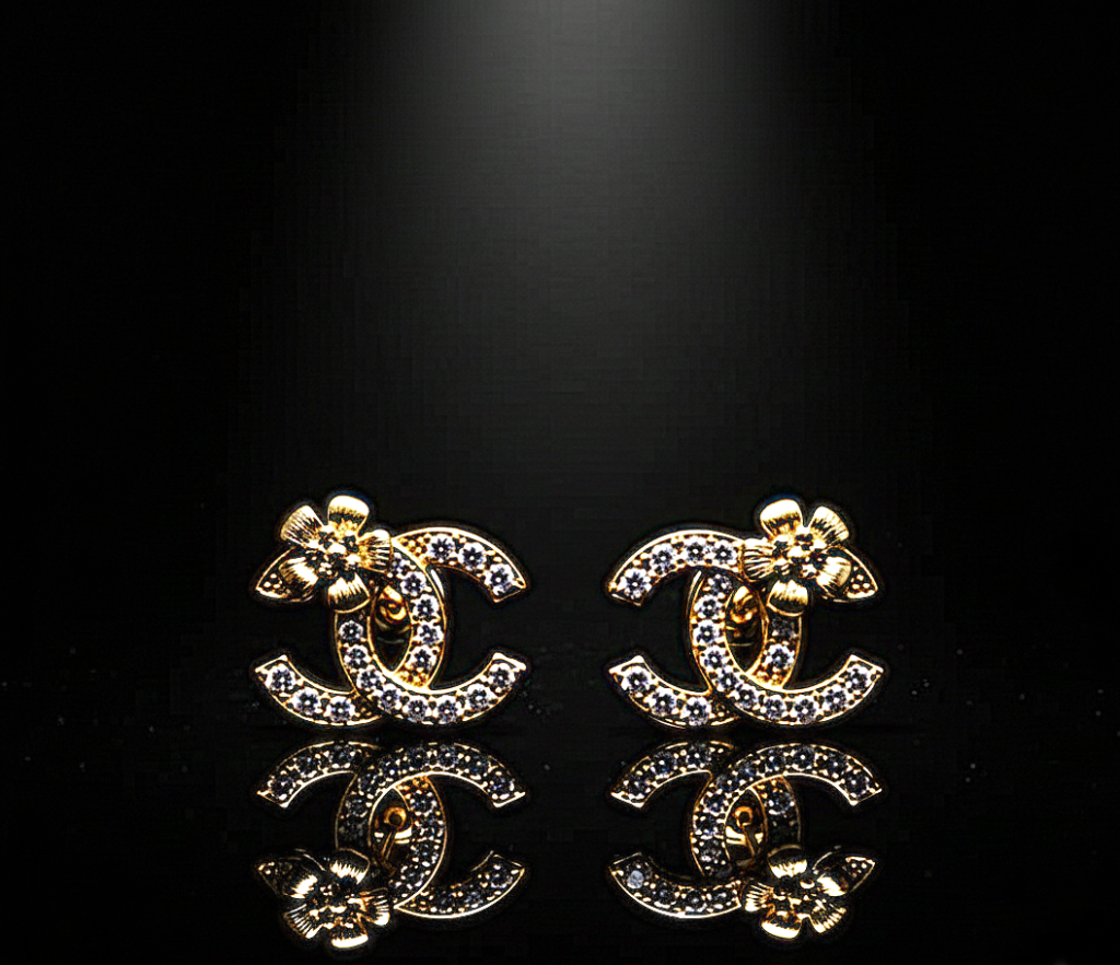 حلق بتصميم CC مرصع بفصوص لامعة ولمسة وردة ذهبية أنيقة