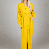 فستان طويل  مفتوح أنيق بلون أصفر خردلي يغلق بازرار من منتصف الخصر تصميم عصري