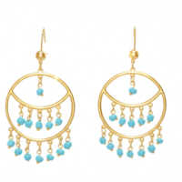 أقراط الهلال الذهبية بخرز أزرق فاتح... أناقة لافتة لكل إطلالة