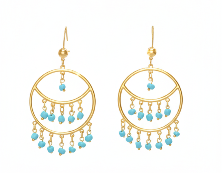 أقراط الهلال الذهبية بخرز أزرق فاتح... أناقة لافتة لكل إطلالة