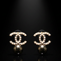 Gemini_Generated_Image_mrci2gmrci2gmrci حلق فخم بتصميم CC مرصع باللؤلؤ – لمسة أنيقة مع كُرة معدنية ذهبية