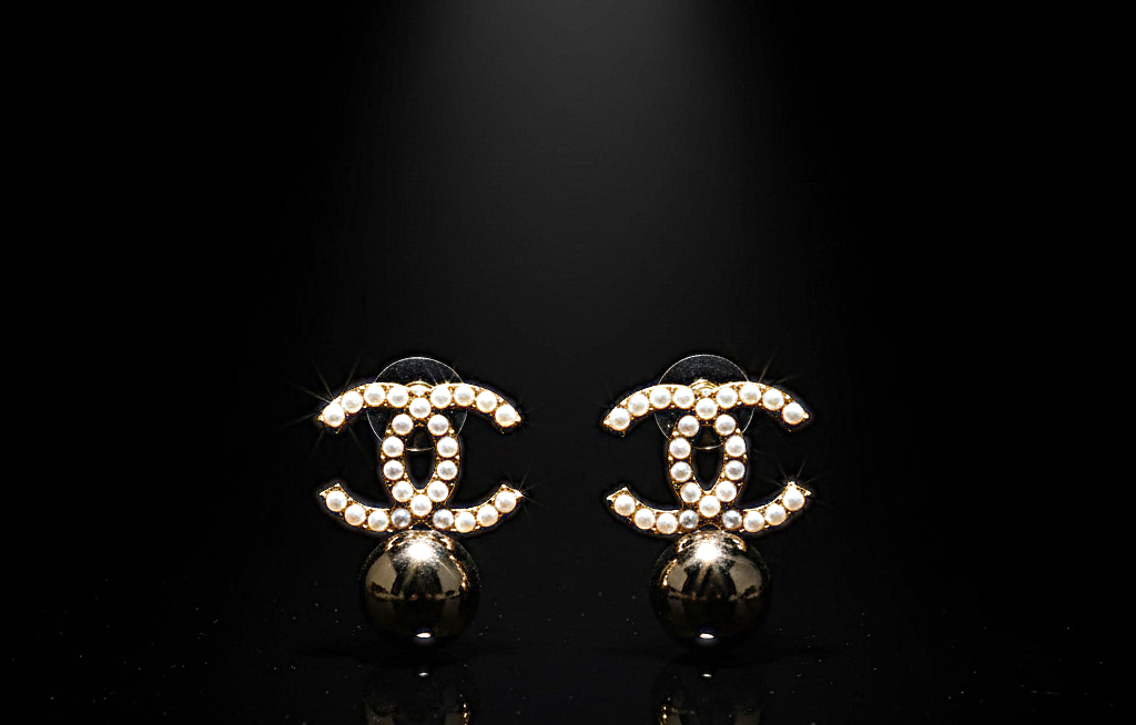 Gemini_Generated_Image_mrci2gmrci2gmrci حلق فخم بتصميم CC مرصع باللؤلؤ – لمسة أنيقة مع كُرة معدنية ذهبية