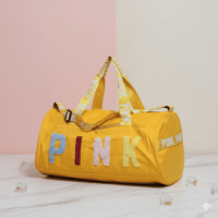 Gemini_Generated_Image_p8vt60p8vt60p8vt الحقيبة الرياضية أو حقيبة السفر القصيرة (Duffle Bag) تتميز بتصميم شبابي ومرح، وهي مناسبة للاستخدام في النادي الرياضي، للرحلات القصيرة، أو كحقيبة يد كبيرة.