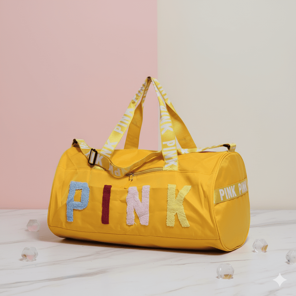 Gemini_Generated_Image_p8vt60p8vt60p8vt الحقيبة الرياضية أو حقيبة السفر القصيرة (Duffle Bag) تتميز بتصميم شبابي ومرح، وهي مناسبة للاستخدام في النادي الرياضي، للرحلات القصيرة، أو كحقيبة يد كبيرة.