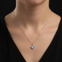 قلادة على شكل كرة مزينة فراشة صغيرة للنساء والفتيات