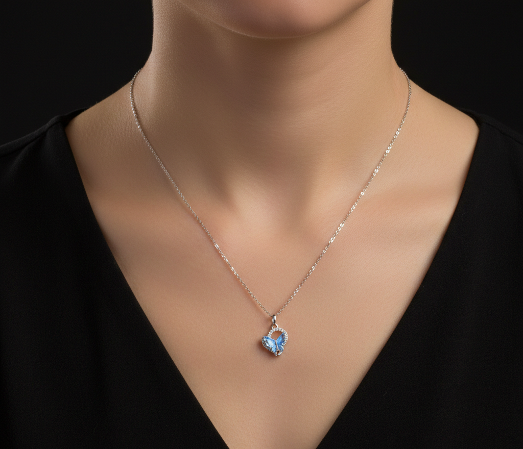 قلادة على شكل كرة مزينة فراشة صغيرة للنساء والفتيات