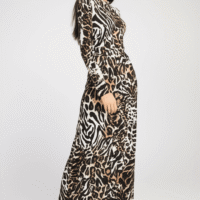 Gemini_Generated_Image_qdwewmqdwewmqdwe فستان تيجر جريئ وانيق، مع تصميم طويل ومريح يجمع بين الأناقة والطابع العصري