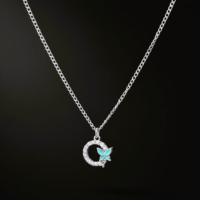 قلادة على شكل كرة مزينة فراشة صغيرة للنساء والفتيات