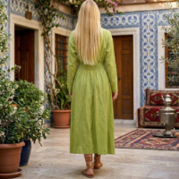 فستان طويل أنيق بلون أخضر ليموني يغلق بازرار من منتصف الخصر تصميم عصري