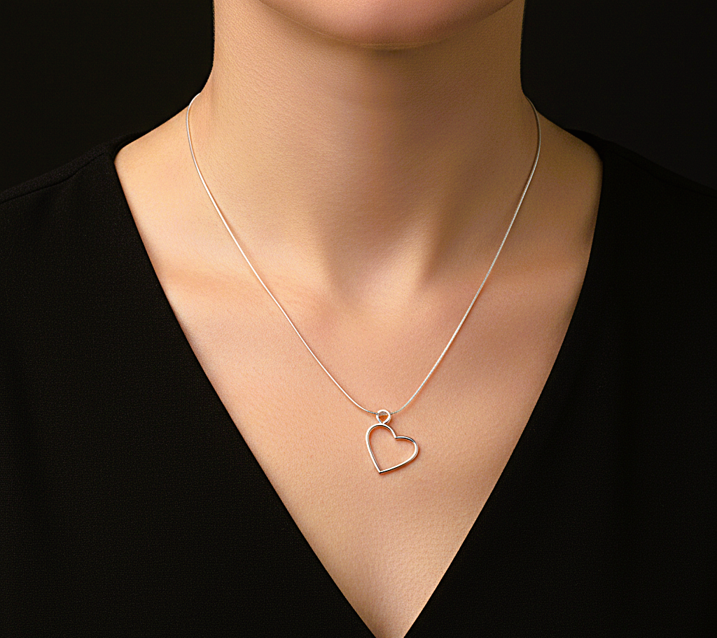 قلادة  على شكل قلب صغير للنساء والفتيات