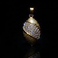 Gemini_Generated_Image_w0stqqw0stqqw0st دلاية بيضاوي نصفها مرصّع بالكامل بأحجار الكريستال البراقة التي تخطف الأنظار،