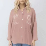 شيميز كاجوال تصميم مريح، مع تفاصيل بيضاء تضيف لمسة عصرية وفنية.